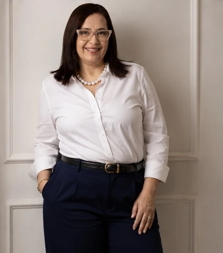 Claudia Alarcon, especialista em alisamento orgânico
