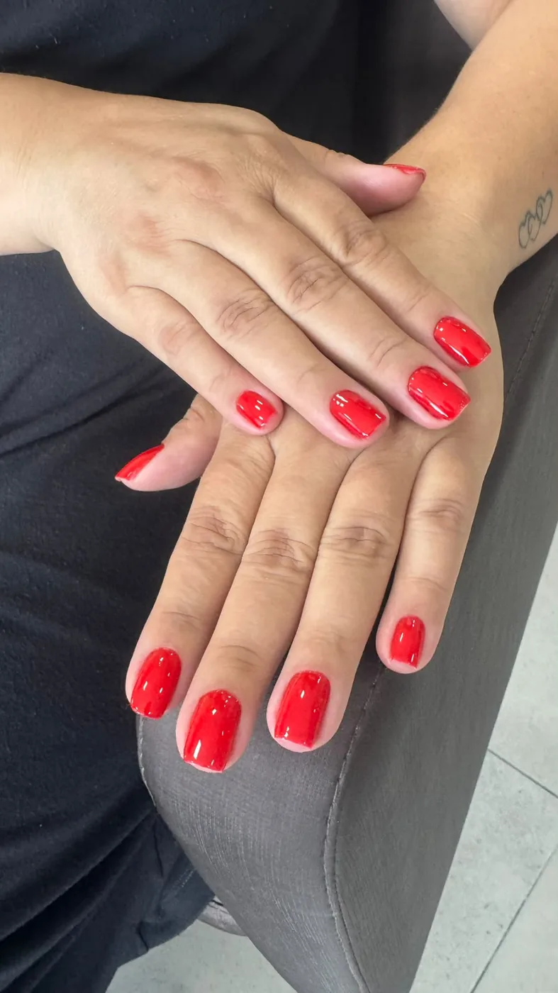 Unhas em tom vermelho