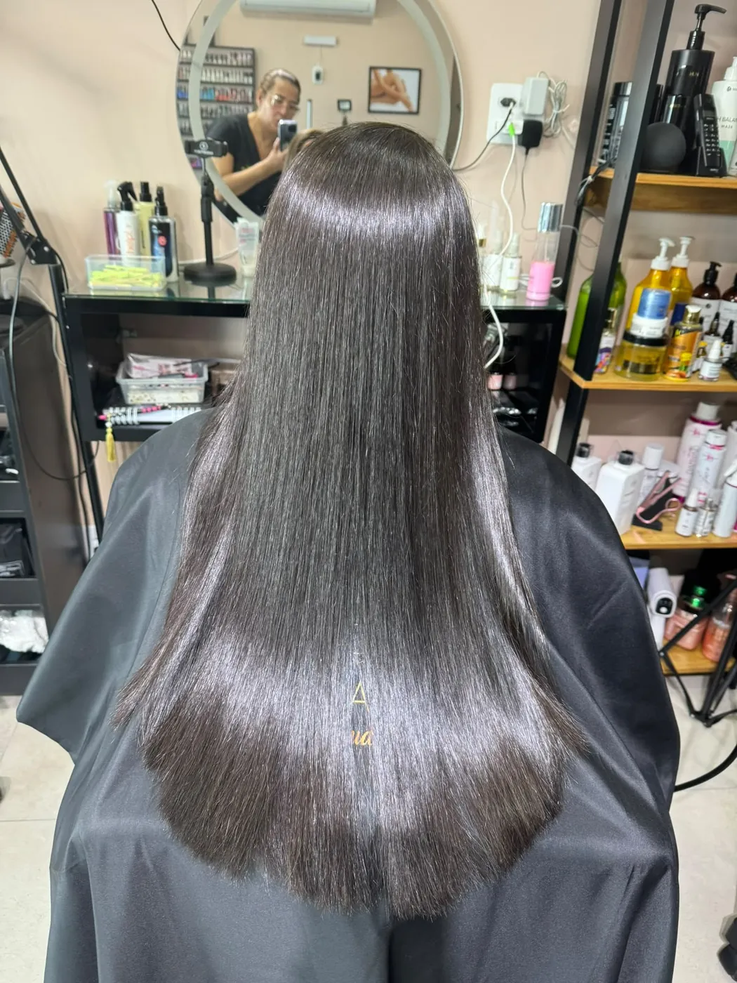 Alisamento e selagem em cabelo castanho