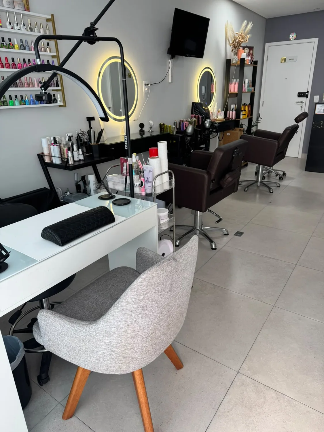 Espaço de manicure e cadeiras de atendimento
