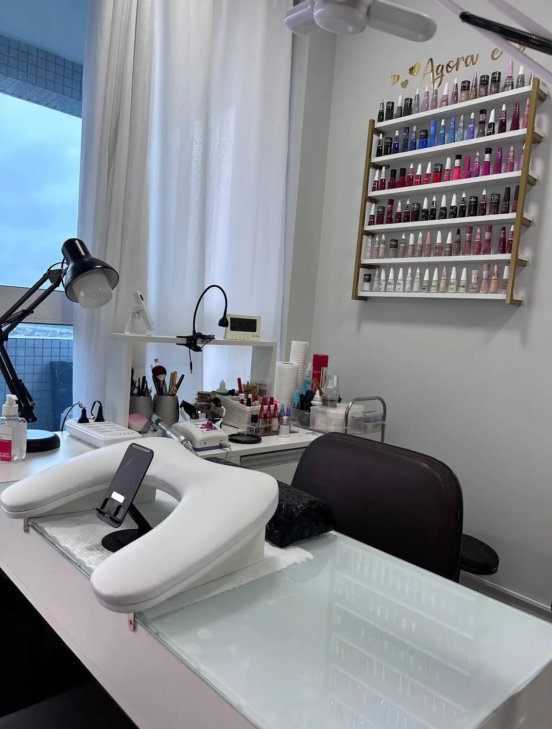 Mesa de manicure e prateleira de esmaltes